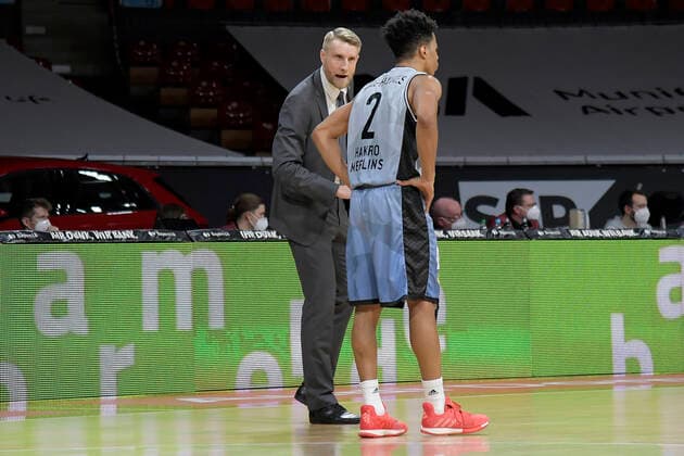 31.01.2021, xemx, Basketball BBL Bundesliga, FC Bayern Muenchen Basketball - HAKRO Merlins Crailsheim emspor, v.l. Head Coach Tuomas Ilsalo (HAKRO Merlins Crailsheim) und Trae Bell-Hayness (HAKRO Merlins Crailsheim) gibt Anweisungen, gestikuliert mit den Armen, gesticulate, gives instructions Muenchen