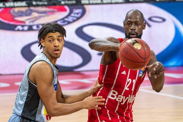 Jeremy Jones 24 (Crailsheim Merlins), James Gist 21 (FC Bayern), FC Bayern Basketball vs. Crailsheim Merlins, BBL, 31.01.2021 Muenchen Bayern Deutschland