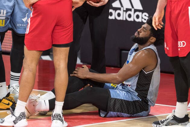 Basketball, BBL, 20210131, FC Bayern München - Merlins Crailsheim Im Bild Tim COLEMAN (Merlins Crailsheim, 11) hält sich rechtes Knie. München Audi Dome Bayern Deutschland Copyright: Passion2Press MarkusxFischerx