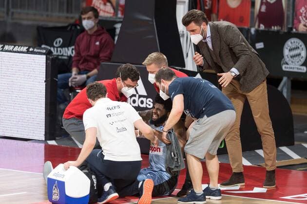 Basketball, BBL, 20210131, FC Bayern München - Merlins Crailsheim Im Bild Chief Executive Officer FC Bayern München Basketball Marko PESIC und Ärzteteam kümmert sich um verletzten Tim COLEMAN (Merlins Crailsheim, 11). München Audi Dome Bayern Deutschland Copyright: Passion2Press MarkusxFischerx