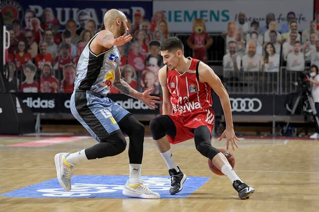 31.01.2021, xemx, Basketball BBL Bundesliga, FC Bayern Muenchen Basketball - HAKRO Merlins Crailsheim emspor, v.l. Mourice Stuckey (HAKRO Merlins Crailsheim) und Diego Flaccadori (FC Bayern Basketball) Zweikampf, Duell, Kampf, tackle Muenchen