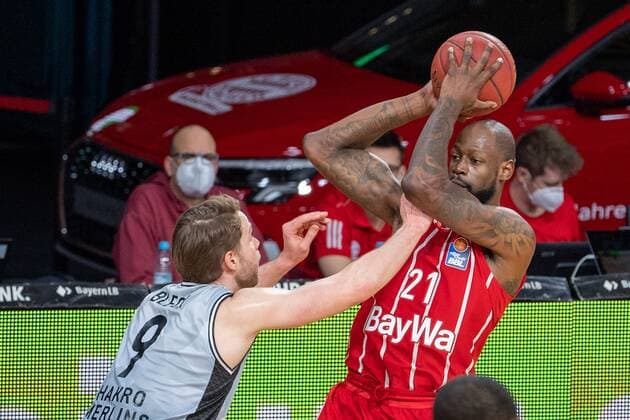 Fabian Bleck 9 (Crailsheim Merlins), James Gist 21 (FC Bayern), FC Bayern Basketball vs. Crailsheim Merlins, BBL, 31.01.2021 Muenchen Bayern Deutschland