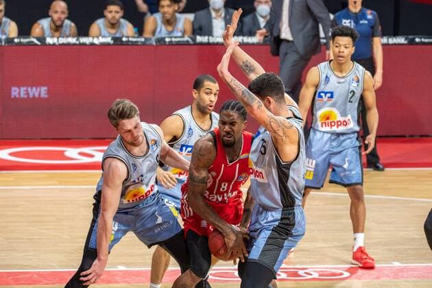 Fabian Bleck 9 (Crailsheim Merlins), Jalen Reynolds 8 (FC Bayern), Bogdan Radosavljevic 15 (Crailsheim Merlins), FC Bayern Basketball vs. Crailsheim Merlins, BBL, 31.01.2021 Muenchen Bayern Deutschland