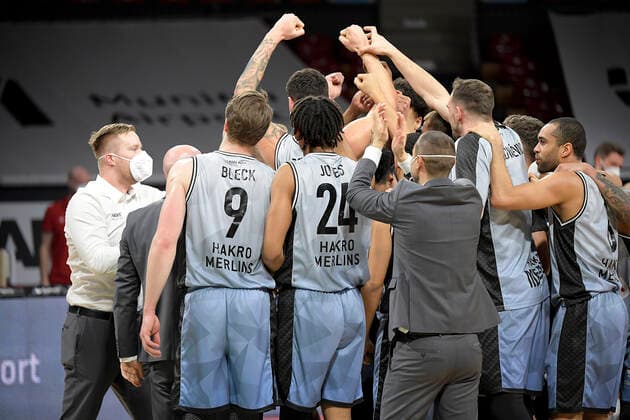 31.01.2021, xemx, Basketball BBL Bundesliga, FC Bayern Muenchen Basketball - HAKRO Merlins Crailsheim emspor, v.l. Schlussjubel, Mannschaft, Spieler, feiern ihren Sieg Muenchen