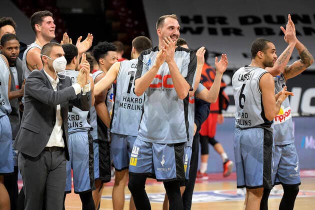31.01.2021, xemx, Basketball BBL Bundesliga, FC Bayern Muenchen Basketball - HAKRO Merlins Crailsheim emspor, v.l. Schlussjubel, Mannschaft, Spieler, feiern ihren Sieg Muenchen