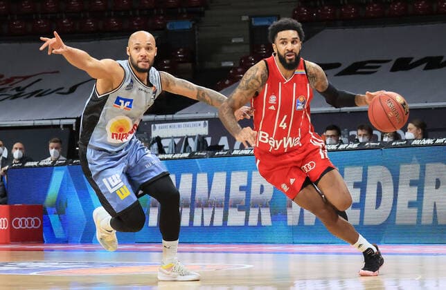 31.01.2021, BBL, FC Bayern Basketball vs Crailsheim Merlins, Audi Dome Muenchen im Bild: Maurice Stuckey (Merlins Crailsheim) vs DJ Seeley (FCB Basket)
