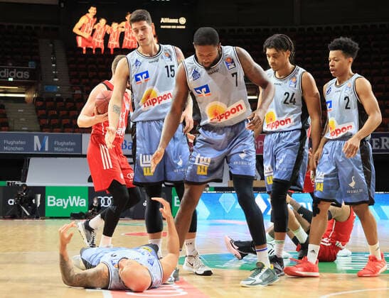 31.01.2021, BBL, FC Bayern Basketball vs Crailsheim Merlins, Audi Dome Muenchen im Bild: Bogdan Radosavljevic (Merlins Crailsheim), Haywood Highsmith (Merlins Crailsheim), Jeremy Jones (Merlins Crailsheim) und Trae Bell-Haynes (Merlins Crailsheim) kommen zu ihren Team Kollege Maurice Stuckey (Merlins Crailsheim) am Boden