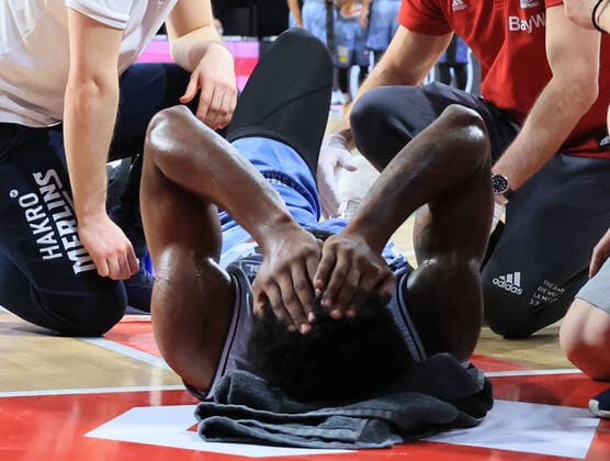 31.01.2021, BBL, FC Bayern Basketball vs Crailsheim Merlins, Audi Dome Muenchen im Bild: Tim Coleman (Merlins Crailsheim) sehr schwer verletzt wartet auf die Trage