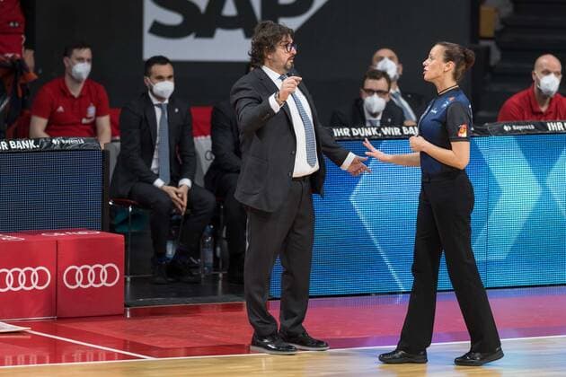 Basketball, BBL, 20210131, FC Bayern München - Merlins Crailsheim Im Bild Head Coach des FC Bayern München Andrea TRINCHIERI und Schiedsrichter Anne PANTHER Unterweisung Maßregelung maßregelt. München Audi Dome Bayern Deutschland Copyright: Passion2Press MarkusxFischerx