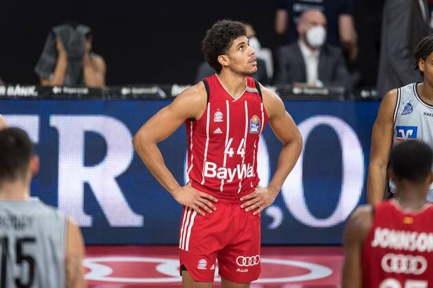 Basketball, BBL, 20210131, FC Bayern München - Merlins Crailsheim Im Bild Sasha GRANT (FC Bayern München, 44) blickt zum Himmel an Decke Videowürfel. München Audi Dome Bayern Deutschland Copyright: Passion2Press MarkusxFischerx