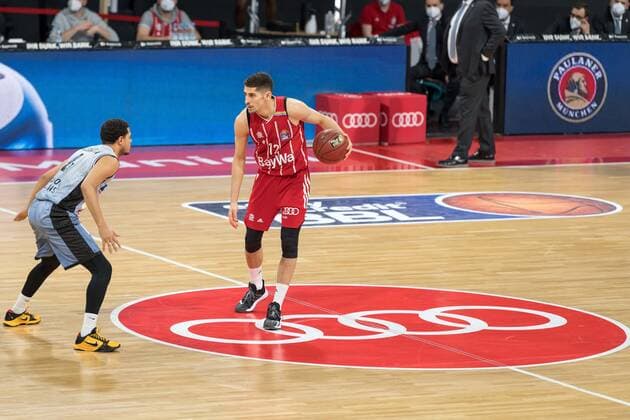 Basketball, BBL, 20210131, FC Bayern München - Merlins Crailsheim Im Bild Nimrod HILLIARD (Merlins Crailsheim, 4) und Diego FLACCADORI (FC Bayern München, 12) Dribbling Ball Sponsor AUDI. München Audi Dome Bayern Deutschland Copyright: Passion2Press MarkusxFischerx