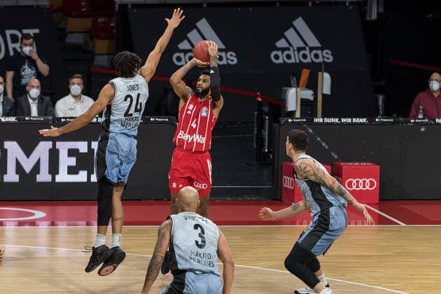 Basketball, BBL, 20210131, FC Bayern München - Merlins Crailsheim Im Bild Jeremy JONES (Merlins Crailsheim, 24) verteidigt Verteidigung gegen Wurf Dennis Jerome SEELEY (FC Bayern München, 4). München Audi Dome Bayern Deutschland Copyright: Passion2Press MarkusxFischerx