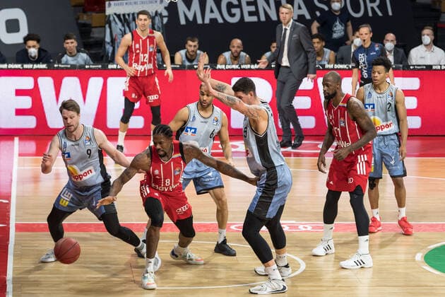 Basketball, BBL, 20210131, FC Bayern München - Merlins Crailsheim Im Bild Jalen REYNOLDS (FC Bayern München, 8) scheitert an Fabian BLECK (Merlins Crailsheim, 9), Elias LASISI (Merlins Crailsheim, 6) und Bogdan RADOSAVLJEVIC (Merlins Crailsheim, 15). München Audi Dome Bayern Deutschland Copyright: Passion2Press MarkusxFischerx