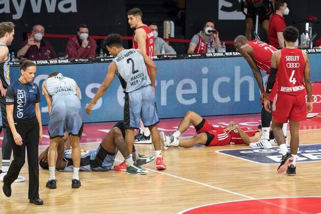 Basketball, BBL, 20210131, FC Bayern München - Merlins Crailsheim Im Bild Haywood HIGHSMITH (Merlins Crailsheim, 7) und Nick WEILER-BABB (FC Bayern München, 0) nach Zusammenprall am Boden. München Audi Dome Bayern Deutschland Copyright: Passion2Press MarkusxFischerx