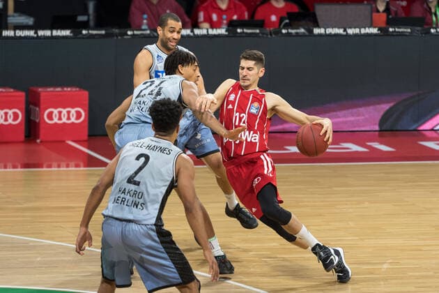 Basketball, BBL, 20210131, FC Bayern München - Merlins Crailsheim Im Bild Jeremy JONES (Merlins Crailsheim, 24) verteidigt Diego FLACCADORI (FC Bayern München, 12) rennt an kommt nicht durch. München Audi Dome Bayern Deutschland Copyright: Passion2Press MarkusxFischerx