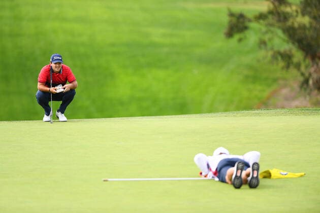 LA JOLLA, CA - JANUARY 31: Patrick Reed and his caddie Kessler Karain line up a putt during the final round of the Farmers Insurance Open golf tournament at Torrey Pines Municipal Golf Course on January 31, 2021. The tournament was played without fans due to the COVID-19 pandemic. (Photo by Brian Rothmuller Icon Sportswire) GOLF: JAN 31 PGA, Golf Herren - Farmers Insurance Open Icon21013059
