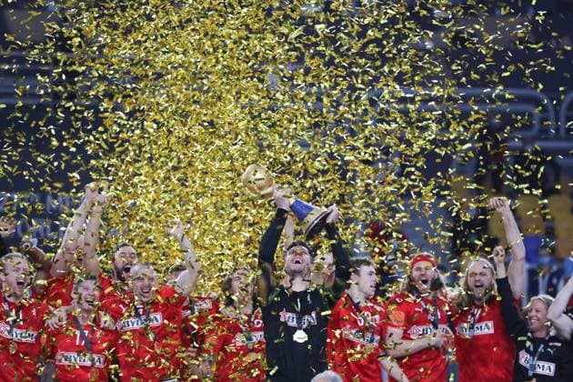 Sport Themen der Woche KW04 Sport Bilder des Tages (210201) -- CAIRO, Feb. 1, 2021 -- Team members of Denmark celebrate during the awarding ceremony after the final match between Denmark and Sweden at the 27th Men s Handball World Championship, WM, Weltmeisterschaft 2021 in Cairo, Egypt on Jan. 31, 2021. (Str Xinhua) (SP)EGYPT-CAIRO-HANDBALL-MEN S WORLD CHAMPIONSHIP-DENMARK VS SWEDEN Stringer 