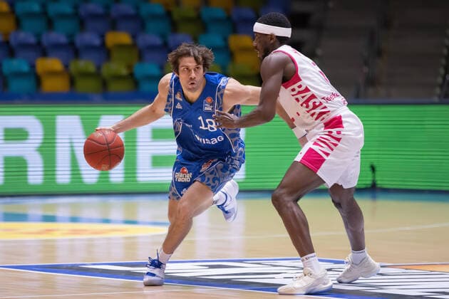 Fraport Skyliners - Telekom Baskets Bonn, easyCredit BBL Joe Rahon (Fraport Skyliners, 18) im Zweikampf mit Josh Hagins (Bonn, 5). Basketball-Spiel der easyCredit BBL zwischen den Fraport Skyliners und Telekom Baskets Bonn am 31. Januar 2021 in der Fraport-Arena in Frankfurt am Main., Frankfurt am Main Hessen Deutschland Fraport-Arena