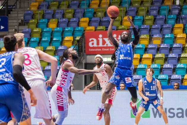 Fraport Skyliners - Telekom Baskets Bonn, easyCredit BBL Matt Mobley (Fraport Skyliners, 1) steigt hoch zum Korb, links verteidigt Xavier Pollard (Bonn, 2). Basketball-Spiel der easyCredit BBL zwischen den Fraport Skyliners und Telekom Baskets Bonn am 31. Januar 2021 in der Fraport-Arena in Frankfurt am Main., Frankfurt am Main Hessen Deutschland Fraport-Arena