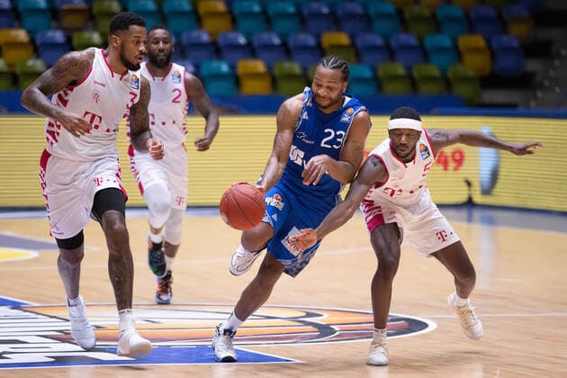 Fraport Skyliners - Telekom Baskets Bonn, easyCredit BBL Quantez Robertson (Fraport Skyliners, 23) kann sich gegen James Thompson IV (Bonn, 3, links) und Josh Hagins (Bonn, 5) durchsetzen. Basketball-Spiel der easyCredit BBL zwischen den Fraport Skyliners und Telekom Baskets Bonn am 31. Januar 2021 in der Fraport-Arena in Frankfurt am Main., Frankfurt am Main Hessen Deutschland Fraport-Arena