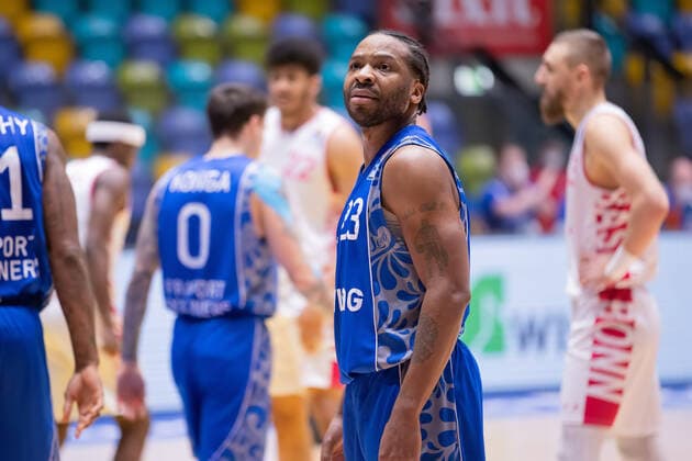Fraport Skyliners - Telekom Baskets Bonn, easyCredit BBL Quantez Robertson (Fraport Skyliners, 23) kontrolliert skeptisch an der Videowand eine Schiedsrichterentscheidung. Basketball-Spiel der easyCredit BBL zwischen den Fraport Skyliners und Telekom Baskets Bonn am 31. Januar 2021 in der Fraport-Arena in Frankfurt am Main., Frankfurt am Main Hessen Deutschland Fraport-Arena