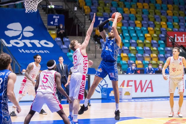 Fraport Skyliners - Telekom Baskets Bonn, easyCredit BBL Michael Kessens (Fraport Skyliners, 2) wird von Benjamin Lischka (Bonn, 8) behindert, kann aber dennoch zum Korb werfen. Basketball-Spiel der easyCredit BBL zwischen den Fraport Skyliners und Telekom Baskets Bonn am 31. Januar 2021 in der Fraport-Arena in Frankfurt am Main., Frankfurt am Main Hessen Deutschland Fraport-Arena