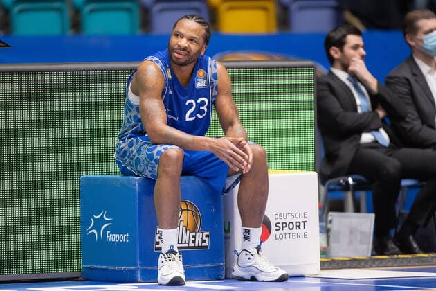 Fraport Skyliners - Telekom Baskets Bonn, easyCredit BBL Skeptischer Blick von Quantez Robertson (Fraport Skyliners, 23) an die Videowand. Basketball-Spiel der easyCredit BBL zwischen den Fraport Skyliners und Telekom Baskets Bonn am 31. Januar 2021 in der Fraport-Arena in Frankfurt am Main., Frankfurt am Main Hessen Deutschland Fraport-Arena