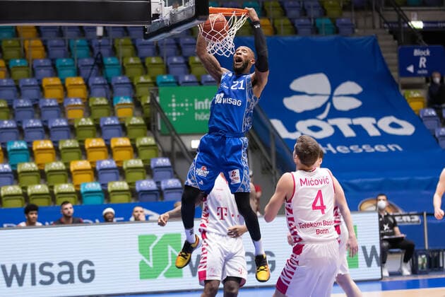 Fraport Skyliners - Telekom Baskets Bonn, easyCredit BBL Dunking von Kamari Murphy (Fraport Skyliners, 21). Basketball-Spiel der easyCredit BBL zwischen den Fraport Skyliners und Telekom Baskets Bonn am 31. Januar 2021 in der Fraport-Arena in Frankfurt am Main., Frankfurt am Main Hessen Deutschland Fraport-Arena