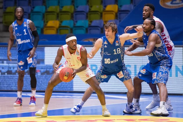 Fraport Skyliners - Telekom Baskets Bonn, easyCredit BBL Josh Hagins (Bonn, 5) wird von Matt Mobley (Fraport Skyliners, 1), Joe Rahon (Fraport Skyliners, 18) und Quantez Robertson (Fraport Skyliners, 23) abgeschirmt. Rechts im Hintergrund James Thompson IV (Bonn, 3). Basketball-Spiel der easyCredit BBL zwischen den Fraport Skyliners und Telekom Baskets Bonn am 31. Januar 2021 in der Fraport-Arena in Frankfurt am Main., Frankfurt am Main Hessen Deutschland Fraport-Arena
