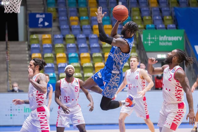 Fraport Skyliners - Telekom Baskets Bonn, easyCredit BBL Matt Mobley (Fraport Skyliners, 1) steigt hoch zum Korb. Chris Babb (Bonn, 7), Josh Hagins (Bonn, 5), Strahinja Micovic (Bonn, 4) und Xavier Pollard (Bonn, 2) koennen nur zuschauen. Basketball-Spiel der easyCredit BBL zwischen den Fraport Skyliners und Telekom Baskets Bonn am 31. Januar 2021 in der Fraport-Arena in Frankfurt am Main., Frankfurt am Main Hessen Deutschland Fraport-Arena