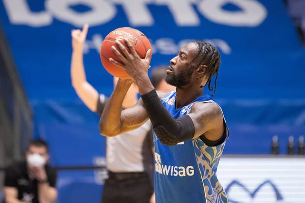 Fraport Skyliners - Telekom Baskets Bonn, easyCredit BBL Matt Mobley (Fraport Skyliners, 1) beim Freiwurf. Basketball-Spiel der easyCredit BBL zwischen den Fraport Skyliners und Telekom Baskets Bonn am 31. Januar 2021 in der Fraport-Arena in Frankfurt am Main., Frankfurt am Main Hessen Deutschland Fraport-Arena