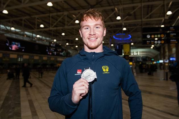 210201 Jonathan Edvardsson poserar för en bild med sin silvermedalj när delar av det svenska handbollslandslaget ankommer till Landvetter flygplats den 1 februari 2021 i Landvetter. Copyright: MATHIASxBERGELD BB210201MB003