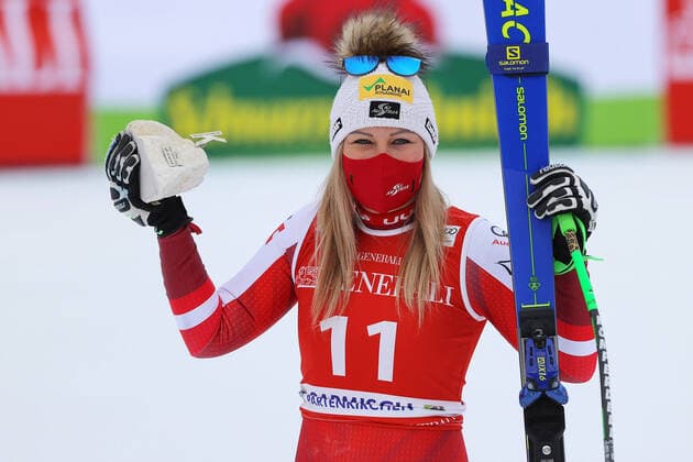 Bilder des Jahres 2021, Sport 02 Februar Sport Themen der Woche KW05 Sport Bilder des Tages ALPINE SKIING - FIS WC Garmisch-Partenkirchen GARMISCH-PARTENKIRCHEN,GERMANY,01.FEB.21 - ALPINE SKIING - FIS World Cup, Super G, ladies, award ceremony. Image shows the rejoicing of Tamara Tippler (AUT). GEPAxpictures xThomasxBachun