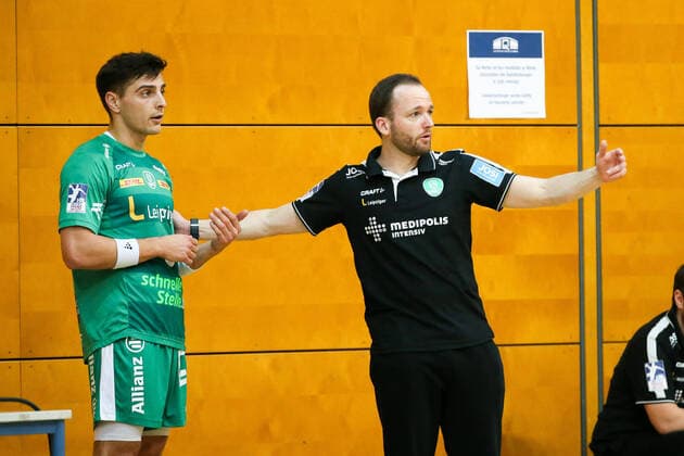 DHfK - HC Elbflorenz 31.01.2021 Leipzig, 31.01.2021, QUARTERBACK Immobilien ARENA Leipzig, Handball, Männer, Testspiel , SC DHfK - HC Elbflorenz Dresden 32:32 (18:15) , Im Bild: Lucas Krzikalla (8, Leipzig) und Trainer Andre Haber (Leipzig) ,