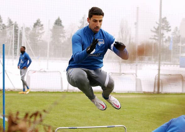 Bilder des Jahres 2021, Sport 02 Februar Sport Themen der Woche KW05 Sport Bilder des Tages Neuzugang Sami Khedira über Hürde springend Fußball Fussball Training 1.Bundesliga Herren DFL Saison 2020 2021 02.02.2021 Hertha BSC Berlin DFL regulations prohibit any use of photographs as image sequences and or quasi-video. *** New signing Sami Khedira jumping over hurdle Sports Football Soccer Training 1 Bundesliga Men DFL Season 2020 2021 02 02 2021 Hertha BSC Berlin DFL regulations prohibit any use of photographs as image sequences and or quasi video