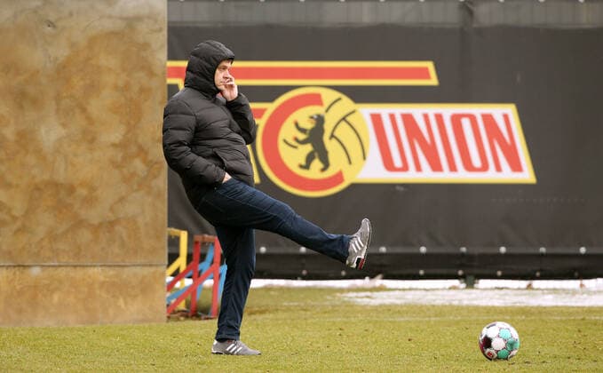Sportdirektor Manager Geschäftsführer Oliver Ruhnert telefonierend am Telefon Fußball Fussball Training 1.Bundesliga Herren DFL Saison 2020 2021 02.02.2021 1.FC Union Berlin FCU DFL regulations prohibit any use of photographs as image sequences and or quasi-video.