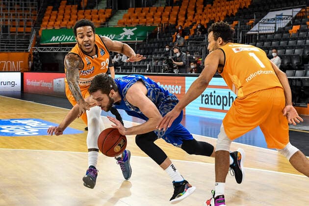 GER, BBL, ratiopharm ulm vs Fraport Skyliners 02.02.2021, ratiopharm arena, Neu-Ulm, GER, BBL, ratiopharm ulm vs Fraport Skyliners, im Bild Jon Axel Gudmundsson (Fraport, 30) geht mit dem Kopf voran durch die Abwehr von Troy Caupain (Ulm, 23) und Demitrius Conger (Ulm, 1)