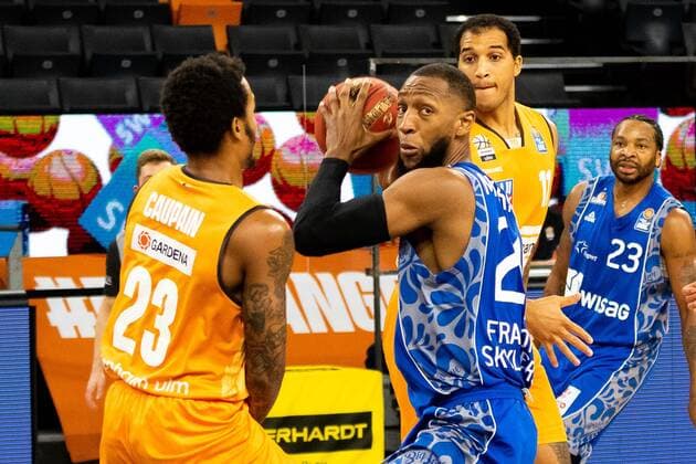 Kamari Murphy (Fraport Skyliners 21), Troy Caupain (Ratiopharm Ulm 23) GER, Ratiopharm Ulm vs. Fraport Skyliners, easycredit 1.Bundesliga Basketball, 4.Spieltag, Saison 2020 21, 02.02.2021 Ratiopharm Ulm vs. Fraport Skyliners, Basketball Neu-Ulm Copyright: xEibner-Pressefoto RogerxBuerkex EP_EER