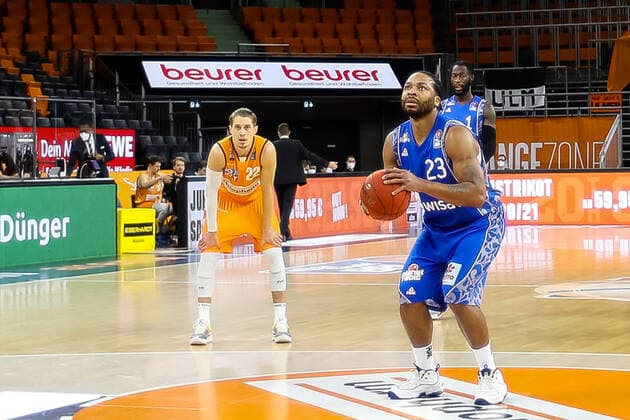 Quantez Robertson (Fraport Skyliners 23) beim Freiwurf, Thomas Klepeisz (Ratiopharm Ulm 22) wartet und hofft auf einen Fehlwurf GER, Ratiopharm Ulm vs. Fraport Skyliners, easycredit 1.Bundesliga Basketball, 4.Spieltag, Saison 2020 21, 02.02.2021 Ratiopharm Ulm vs. Fraport Skyliners, Basketball Neu-Ulm Copyright: xEibner-Pressefoto RogerxBuerkex EP_EER