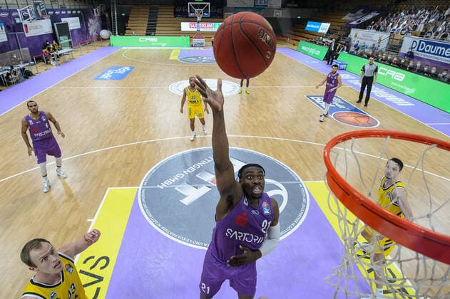 BG Göttingen - ALBA BERLN 02.02.2021, Basketball-Bundesliga easyCredit-BBL, Saison 2020 2021, Hauptrunde, 10. Spieltag, BG Göttingen - ALBA BERLN. Göttingens Tai Odiase wirft auf den Korb. Göttingen Niedersachsen Deutschland