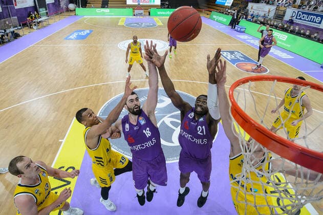 BG Göttingen - ALBA BERLN 02.02.2021, Basketball-Bundesliga easyCredit-BBL, Saison 2020 2021, Hauptrunde, 10. Spieltag, BG Göttingen - ALBA BERLN. Göttingens Harper Kamp und Tai Odiase (r) spielen gegen Berlins Luke Sikma (l) und Berlins Louis Olinde. Göttingen Niedersachsen Deutschland