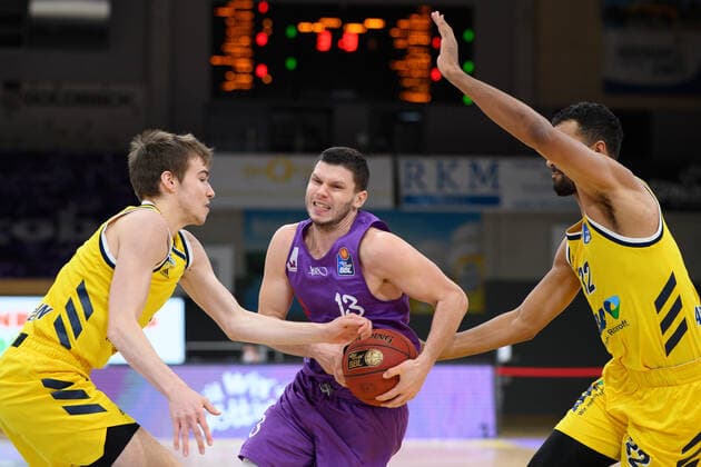 Basketball, BBL, BG Göttingen - Alba Berlin BG Göttingen - ALBA BERLN 02.02.2021, Basketball-Bundesliga easyCredit-BBL, Saison 2020 2021, Hauptrunde, 10. Spieltag, BG Göttingen - ALBA BERLN. Göttingens Rihards Lomazs (M) spielt gegen Berlins Malte Delow (l) und Berlins Johannes Thiemann. Göttingen Niedersachsen Deutschland