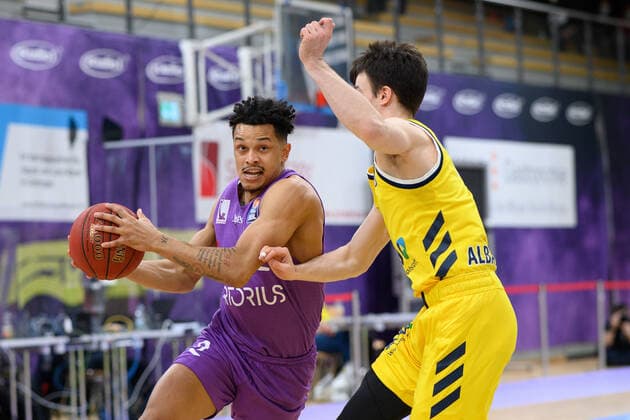 Basketball, BBL, BG Göttingen - Alba Berlin BG Göttingen - ALBA BERLN 02.02.2021, Basketball-Bundesliga easyCredit-BBL, Saison 2020 2021, Hauptrunde, 10. Spieltag, BG Göttingen - ALBA BERLN. Göttingens Nelson Weidemann (l) spielt gegen Berlins Jonas Mattisseck. Göttingen Niedersachsen Deutschland