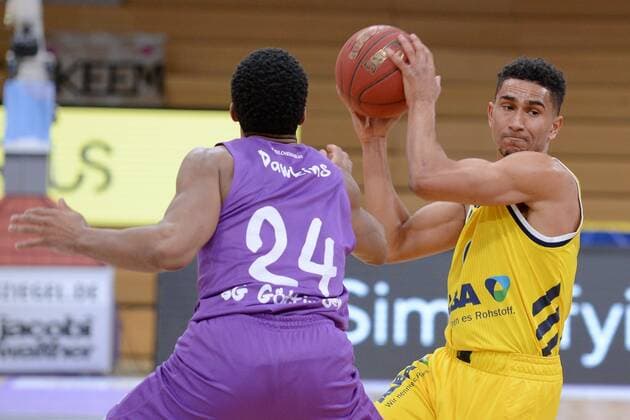 Basketball, BBL, BG Göttingen - Alba Berlin Maodo Lo (Alba Berlin) (am Ball) und Aubrey Dawkins (BG Goettingen) , Basketball, Bundesliga, BBL, BG Goettingen - Alba Berlin 02.02.2021, BG Goettingen - Alba Berlin, Basketball, Bundesliga, GER, BBL, 02.02.2021 Goettingen Copyright: xEibner-Pressefotox-xRolandxSippelx