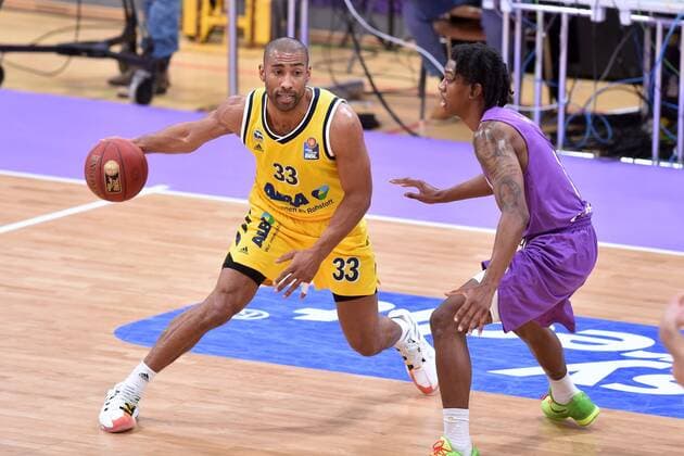Basketball, BBL, BG Göttingen - Alba Berlin Jayson Granger (Alba Berlin) (am Ball) und Dieshuan Booker (BG Goettingen) , Basketball, Bundesliga, BBL, BG Goettingen - Alba Berlin 02.02.2021, BG Goettingen - Alba Berlin, Basketball, Bundesliga, GER, BBL, 02.02.2021 Goettingen Copyright: xEibner-Pressefotox-xRolandxSippelx