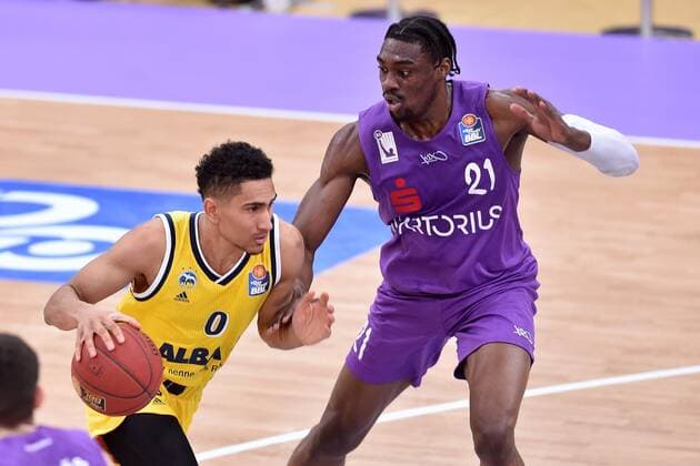 Basketball, BBL, BG Göttingen - Alba Berlin Maodo Lo (Alba Berlin) (am Ball) und Tai Odiase (BG Goettingen) , Basketball, Bundesliga, BBL, BG Goettingen - Alba Berlin 02.02.2021, BG Goettingen - Alba Berlin, Basketball, Bundesliga, GER, BBL, 02.02.2021 Goettingen Copyright: xEibner-Pressefotox-xRolandxSippelx