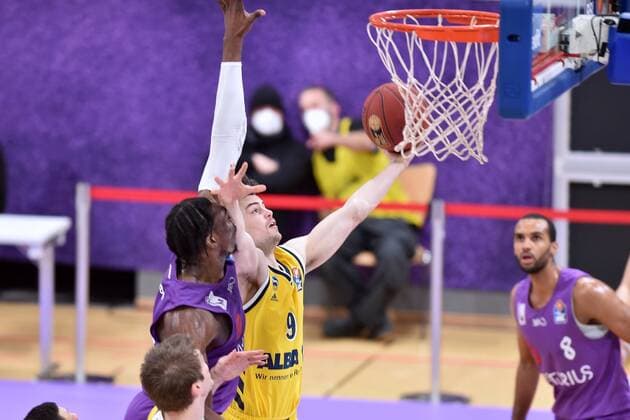 Basketball, BBL, BG Göttingen - Alba Berlin Jonas Mattisseck (Alba Berlin) (am Ball) un Tai Odiase (BG Goettingen) , Basketball, Bundesliga, BBL, BG Goettingen - Alba Berlin 02.02.2021, BG Goettingen - Alba Berlin, Basketball, Bundesliga, GER, BBL, 02.02.2021 Goettingen Copyright: xEibner-Pressefotox-xRolandxSippelx