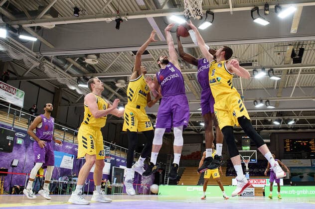 Basketball, BBL, BG Göttingen - Alba Berlin BG Göttingen - ALBA BERLN 02.02.2021, Basketball-Bundesliga easyCredit-BBL, Saison 2020 2021, Hauptrunde, 10. Spieltag, BG Göttingen - ALBA BERLN. Göttingens Akeem Vargas, Berlins Luke Sikma, Berlins Louis Olinde, Göttingens Harper Kamp, Göttingens Tai Odiase, Berlins Kresimir Nikic kämpfen um den Ball. Göttingen Niedersachsen Deutschland