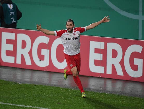 Bilder des Jahres 2021, Sport 02 Februar Sport Themen der Woche KW05 Sport Bilder des Tages Jubel Simon Engelmann (Rot Weiss Essen) 02.02.2021, Fussball GER, Saison 2020 2021, DFB Pokal, Achtelfinale, Rot Weiss Essen - Bayer 04 Leverkusen, , Foto: Maik Hölter TEAM2sportphoto ***DFB regulations prohibit any use of photographs as image sequences and or quasi-video.*** Essen Stadion Essen Nordrhein Westfalen Deutschland *** Cheers Simon Engelmann Rot Weiss Essen 02 02 2021, Football GER, Season 2020 2021, DFB Pokal, Round of 16, Rot Weiss Essen Bayer 04 Leverkusen, , Foto Maik Hölter TEAM2sportphoto DFB regulations prohibit any use of photographs as image sequences and or quasi video Essen Stadion Essen Nordrhein Westfalen Germany Team2
