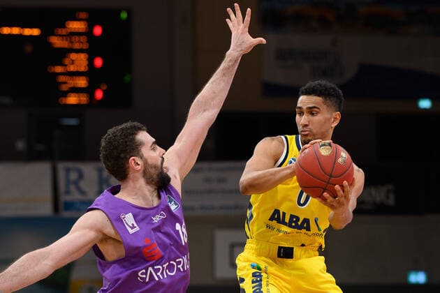 Basketball, BBL, BG Göttingen - Alba Berlin BG Göttingen - ALBA BERLN 02.02.2021, Basketball-Bundesliga easyCredit-BBL, Saison 2020 2021, Hauptrunde, 10. Spieltag, BG Göttingen - ALBA BERLN. Berlins Maodo Lo (r) spielt gegen Göttingens Harper Kamp. Göttingen Niedersachsen Deutschland